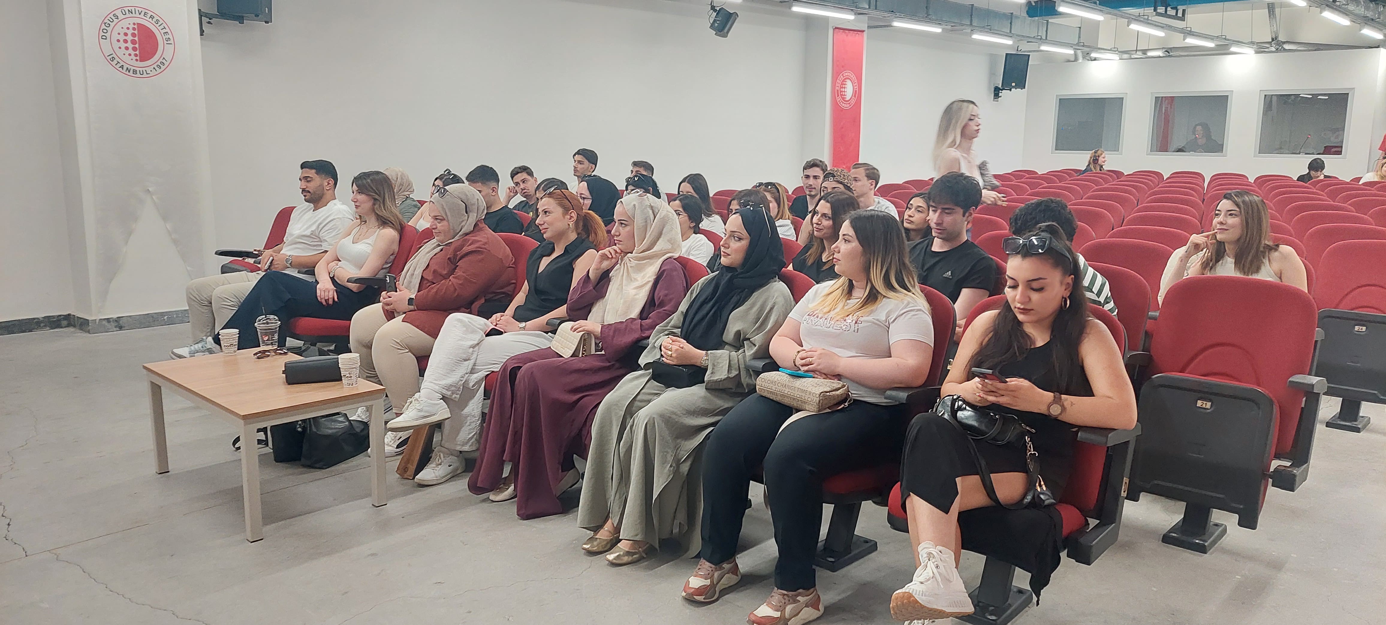 İngilizce Mütercim ve Tercümanlık Bölümü öğrencileri iş başında
